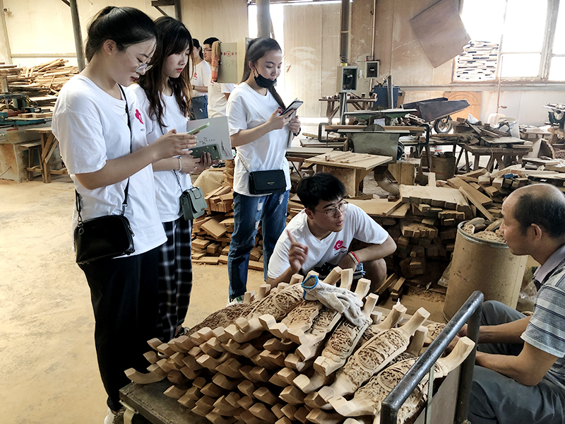0-2实践队员向雕刻师傅进行学习.jpg